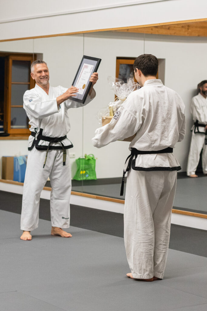 Großmeister Stefan Roitner übergibt feierlich die Leitung der Taekwondo-Schule Obing an Jonathan Auer