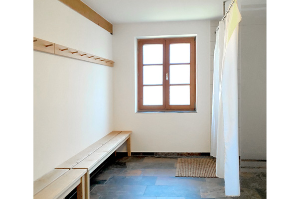 Umkleiderraum Umkleide Taekwondo Obing mit Garderobe, Dusche und Fenster Sportumkleide