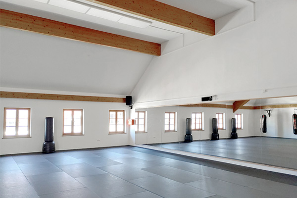 Sporthalle Taekwondo Obing Dojang Kampfsporthalle mit Weichbodenmatten, Fenstern und großem Spiegel